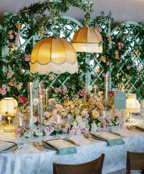 11-vivian-tu-your-rich-bff-italy-wedding-party-table-decor-oliver-fly-0824-a6d4594b5ea64ad3bac02977f7ae1725